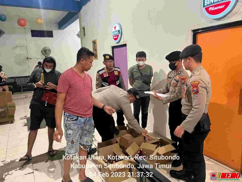 Polisi Situbondo Gelar Razia Miras, 98 Botol Miras Berhasil Diamankan