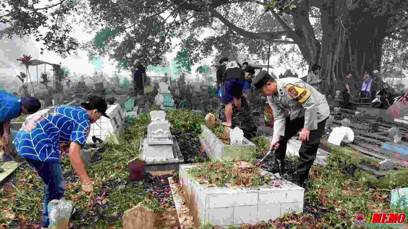 Polisi bersama TNI dan Masyarakat Laksanakan "Gugur Gunung" di TPU