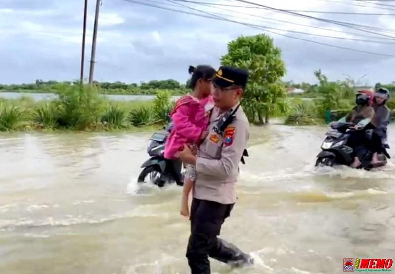 Tanggap Bencana, Polres Sumenep Turunkan Personel Bantu Warga Terdampak Banjir