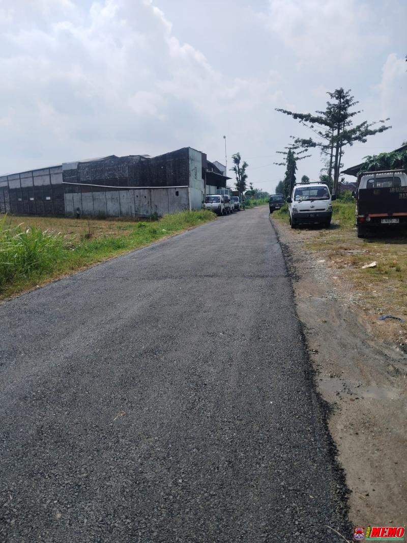 Program Jamula Ngadat.? Pengusaha di Desa Sidomulyo Aspal Jalan Rusak dengan Dana Pribadi