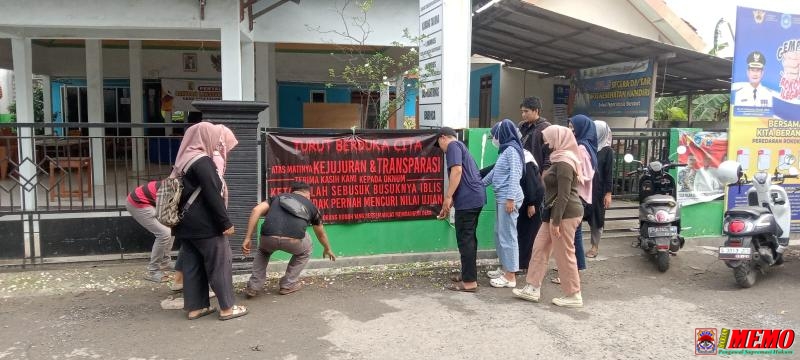 Usai Tabur Bunga di Halaman Kantor Desa Pangkatrejo, Peserta Ujian Sekdes Gruduk Kantor Kecamatan 