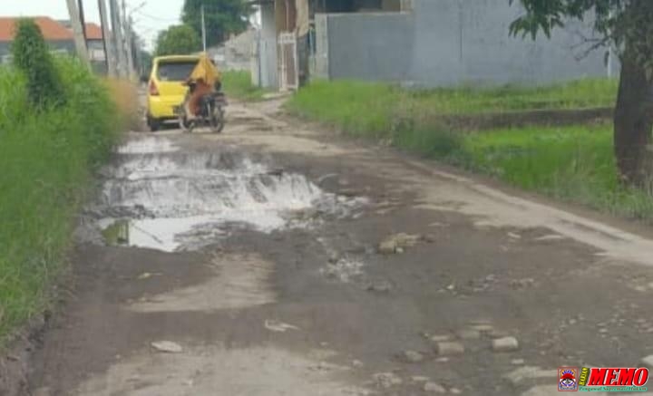 Warga Keluhkan Kondisi Jalan Rusak di Kelurahan Pakal Arah Randupadangan