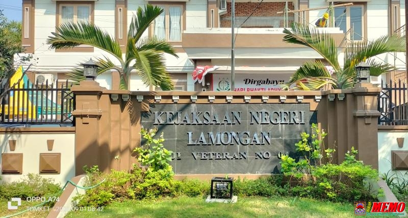 Bobroknya Rabat Beton Desa Jubelkidul Dilaporkan ke Kejaksaan Lamongan