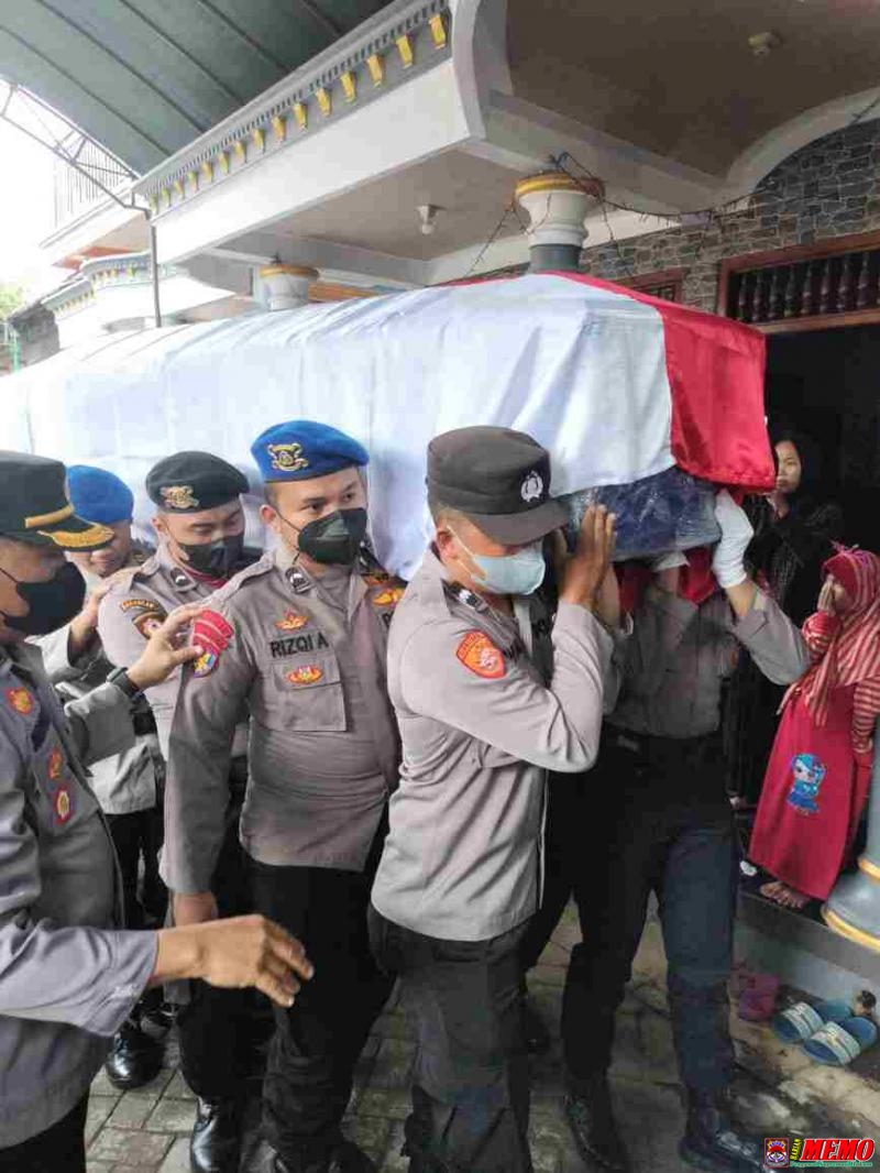 Dirpolairud dan Karo SDM Polda Jatim Menyambut Jenazah Briptu Muhammad Khoirul di Rumah Duka