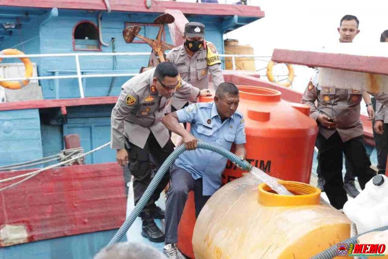 Petugas Kepolisian Berikan Bantuan Air Bersih untuk Penduduk Pulau Gili Ketapang Probolinggo