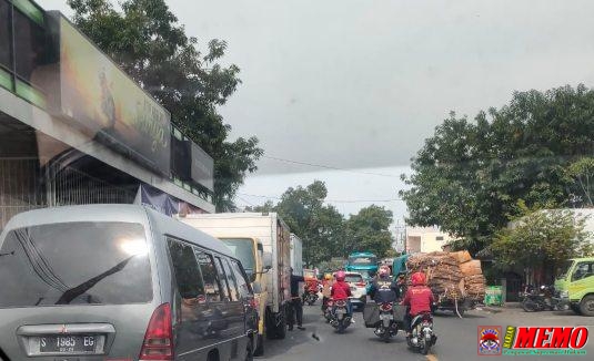 Bongkar Muat Sembarangan di Badan Jalan Depan Tokoh Tambangan Akibatkan Kemacetan