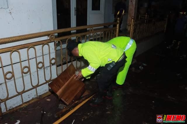 Petugas Kepolisian dari Polres Jember Bantu Korban Banjir
