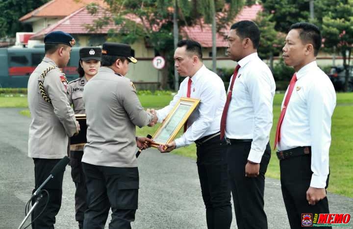 Awal Tahun 2023 Kapolda Jatim Beri Penghargaan Kasat Reskrim Polrestabes Surabaya