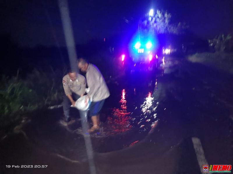 Polisi di Gresik Perbaiki Jalan Berlubang Demi Keselamatan Pengendara