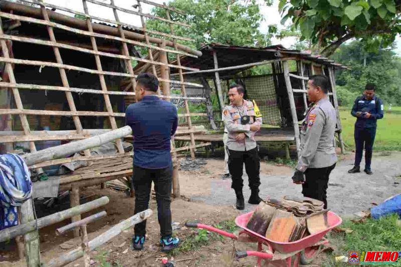 Kepala Kepolisian Bangkalan Bantu Bedah Rumah Warga Tanah Merah yang Hidup Sebatang Kara