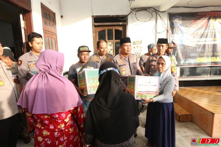 Kabid Humas Polda Jatim Bagikan Bansos
