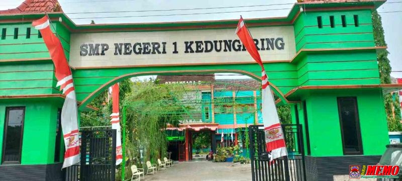 SMPN 1 Kedungpring Lamongan Diduga Langgar Larangan Menyediakan Tempat Parkir untuk Siswa - Siswi