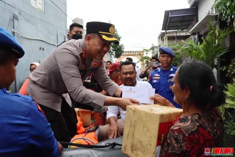 Kapolres Gresik bersama Bupati Fandi Ahmad Yani Salurkan Bantuan ke Rumah Warga Terdampak Banjir