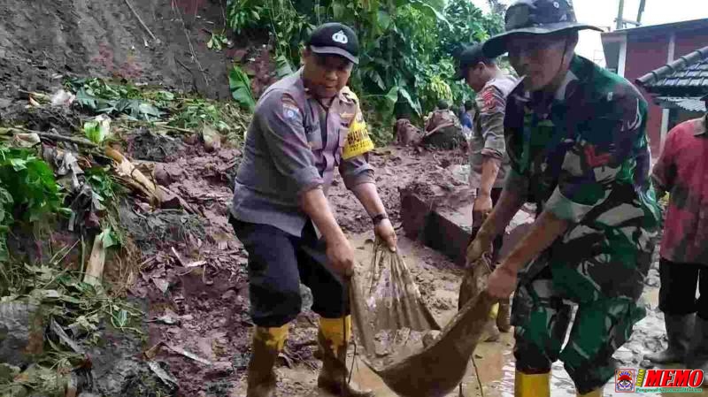 Sinergitas, Polisi Bersama TNI dan Warga Bersihkan Material Longsor di Mojokerto