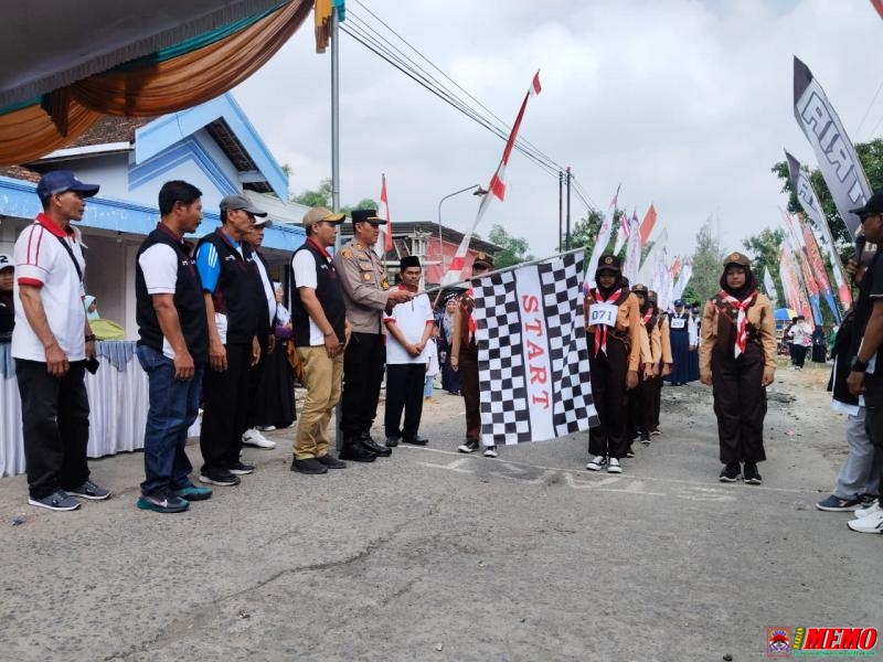Peringati HUT-80, Kec. Mantup Adakan Gerak Jalan