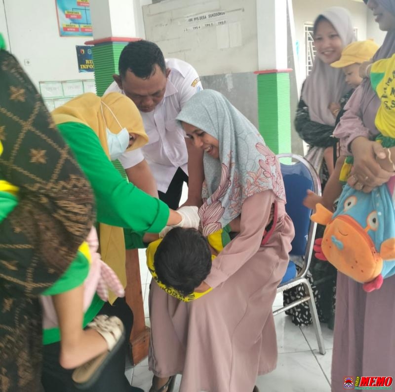 Pemerintah Desa Sukosongo Bersama Bidan dan Kader Posyandu Laksanakan Vaksin Polio