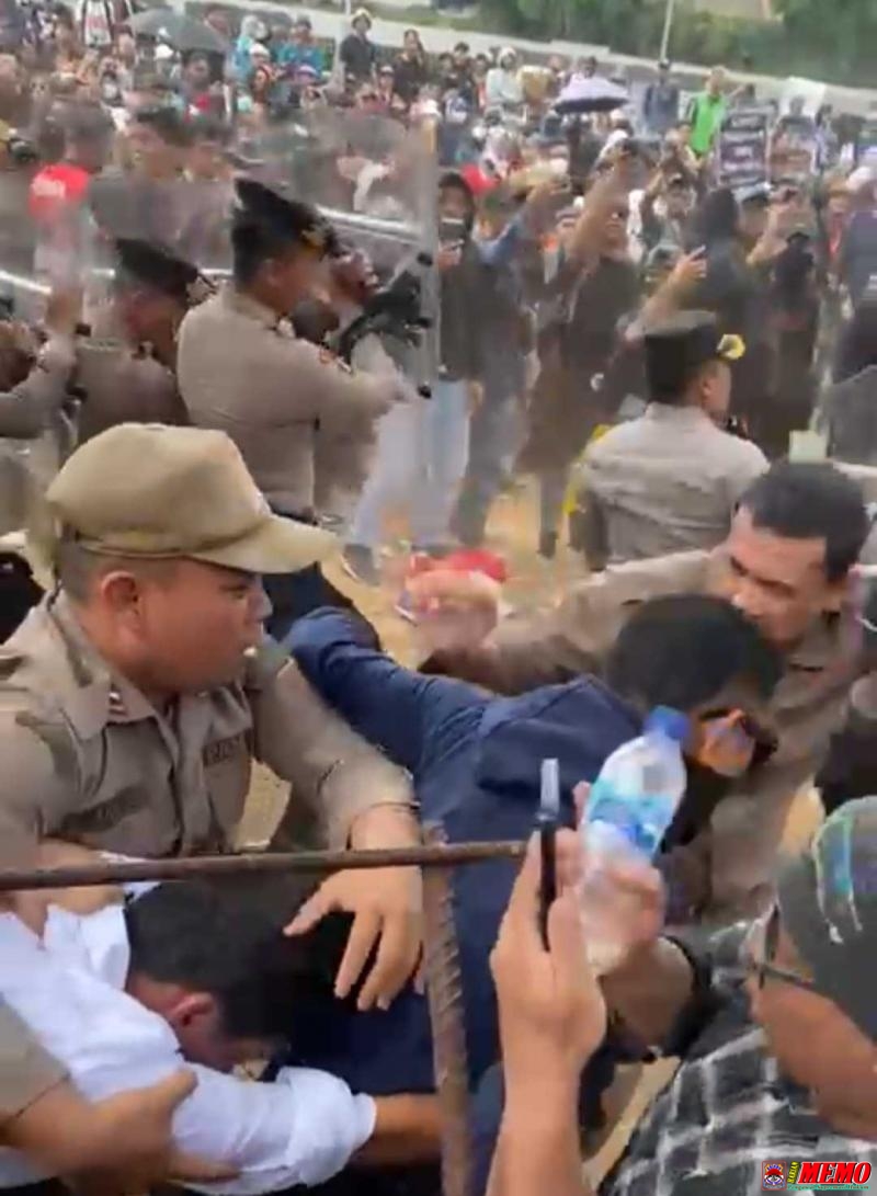 Indonesia Darurat.! Ribuan Masa Geruduk Gedung DPR RI