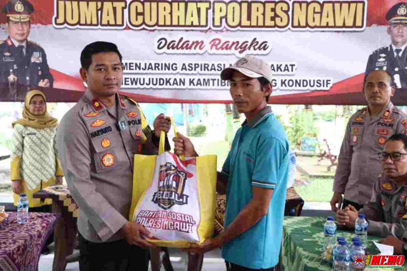 Polres Ngawi Berbagi Paket Sembako di Jumat Curhat
