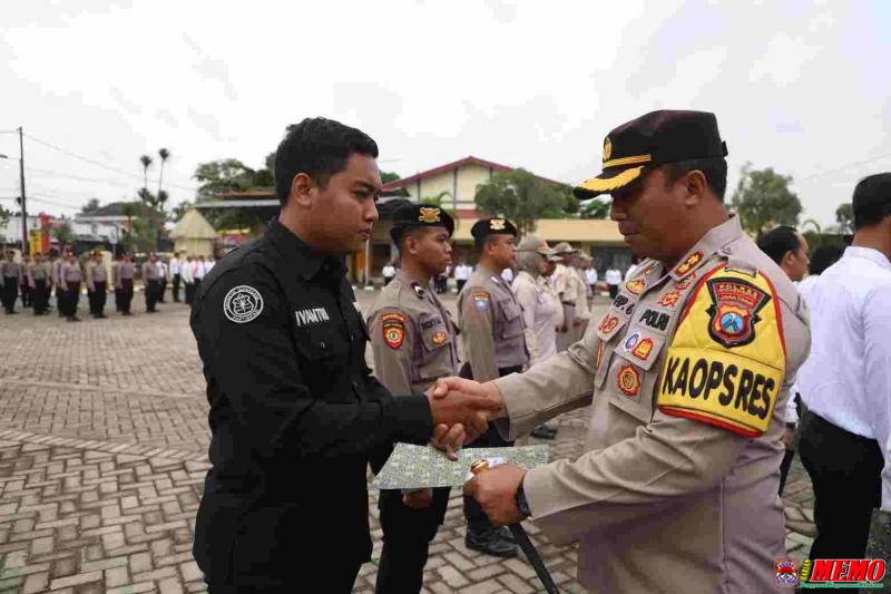 Loyalitas Tanpa Batas, Bripda Ivantri Ba Sihumas Polres Mojokerto Raih Penghargaan dari Kapolres