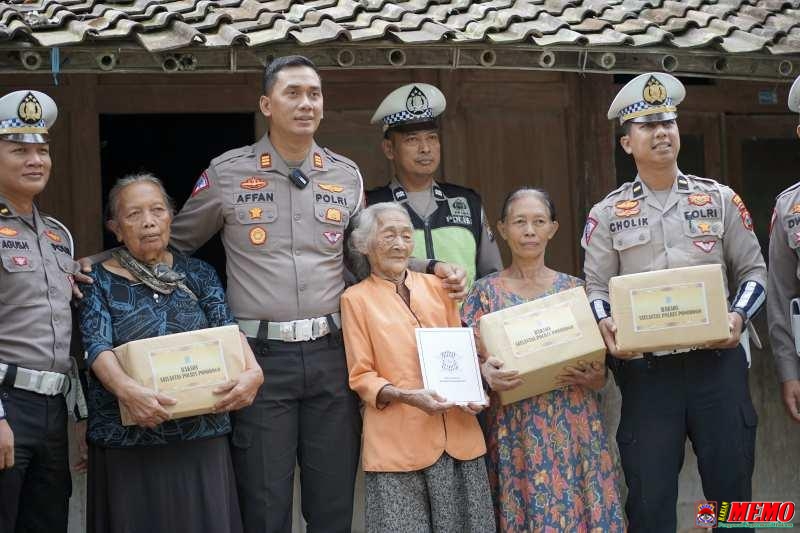 Kepolisian Resort Ponorogo Berbagi Sembako untuk Warga Kurang Mampu