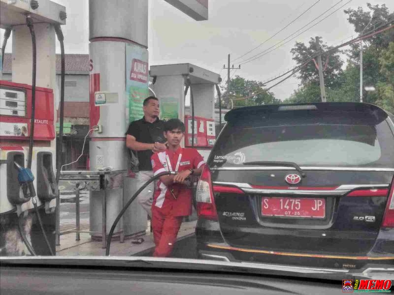 Mobil Plat Merah Milik Sekretariat DPRD Lamongan Isi BBM Bersubsidi