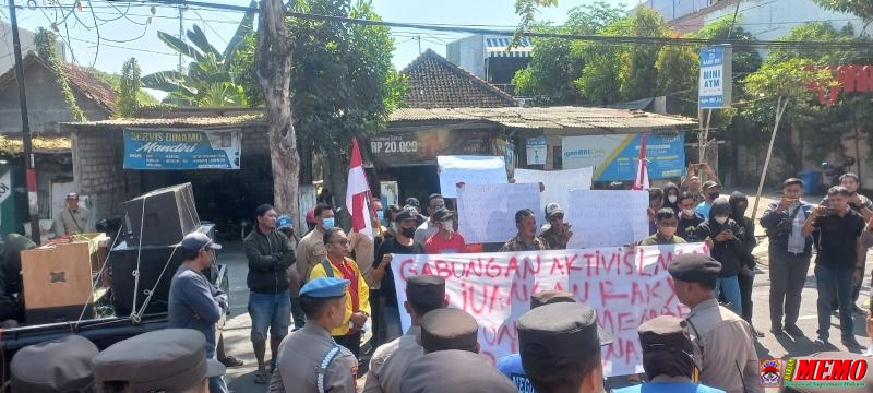 Diduga Jadi Sarang Penyimpangan, Puluhan Aktivis Gruduk Kantor DPRD Tuntut Kadinsos Lamongan Dicopot