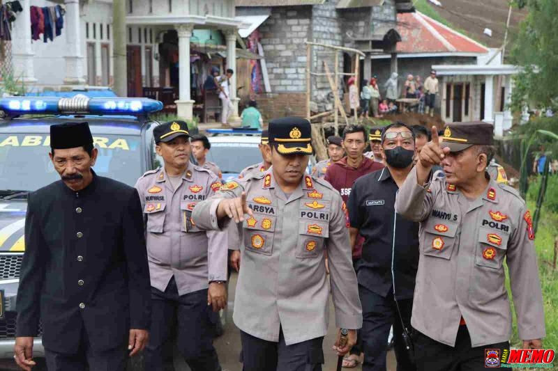 Polres Probolinggo Beri Bantuan Sosial untuk Warga Terdampak Longsor di Sukapura