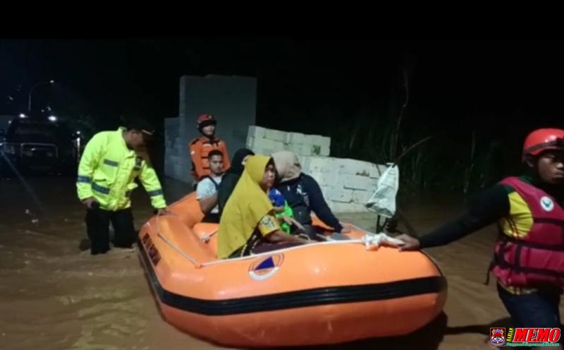 Polisi Bersama BPBD Bantu Evakuasi Korban Banjir di Pasuruan