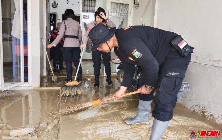 Polres Gresik Bantu Bersihkan Rumah Warga Terdampak Banjir