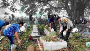Polisi bersama TNI dan Masyarakat Laksanakan "Gugur Gunung" di TPU