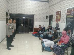 Para Pelajar Terlibat Minuman Keras Digelandang ke Mapolsek Genteng untuk Pembinaan