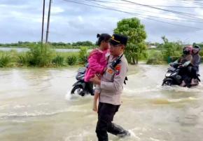 Tanggap Bencana, Polres Sumenep Turunkan Personel Bantu Warga Terdampak Banjir
