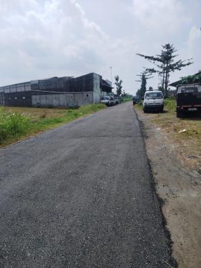 Program Jamula Ngadat.? Pengusaha di Desa Sidomulyo Aspal Jalan Rusak dengan Dana Pribadi