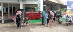 Usai Tabur Bunga di Halaman Kantor Desa Pangkatrejo, Peserta Ujian Sekdes Gruduk Kantor Kecamatan 