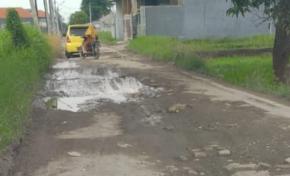 Warga Keluhkan Kondisi Jalan Rusak di Kelurahan Pakal Arah Randupadangan