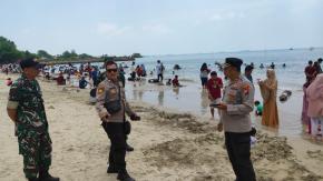 Polres Gresik Pastikan Libur Lebaran di Pantai Dalegan Kondusif