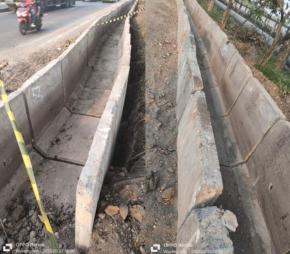 Pemasangan U-Gutter Jalan Nasional Gresik - Babat Nampak Semrawut   