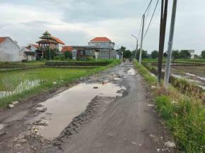Miris.! Jalan Penghubung Surabaya – Gresik Layaknya Arena Balap Motor Cros