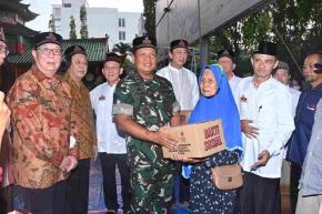 1000 Paket Sembako untuk Dhuafa dan Anak Yatim Tumbuhkan Persaudaraan di Masjid Cheng Hoo