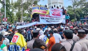 Ribuan Petani Tambak Lamongan Gruduk Kantor DPRD Lanjut Kantor Pemkab