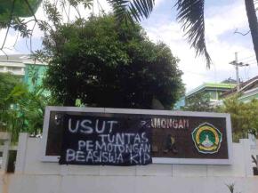 Mahasiswa Tuntut Usut Tuntas Masalah di Universitas Islam Lamongan