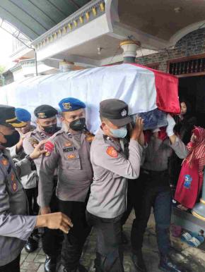Dirpolairud dan Karo SDM Polda Jatim Menyambut Jenazah Briptu Muhammad Khoirul di Rumah Duka