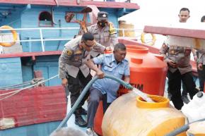 Petugas Kepolisian Berikan Bantuan Air Bersih untuk Penduduk Pulau Gili Ketapang Probolinggo