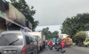 Bongkar Muat Sembarangan di Badan Jalan Depan Tokoh Tambangan Akibatkan Kemacetan