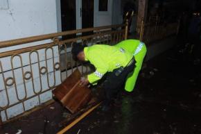 Petugas Kepolisian dari Polres Jember Bantu Korban Banjir