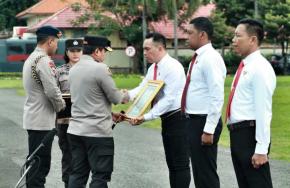Awal Tahun 2023 Kapolda Jatim Beri Penghargaan Kasat Reskrim Polrestabes Surabaya