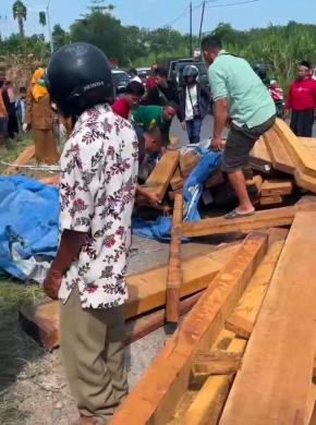 Truk PT. Surya Pesona Kayu Nusantara Hajar Warga Mantup.! Pihak Terkait Diminta Tidak Tutup Mata 