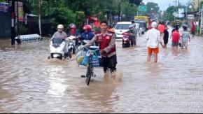 Polres Ponorogo Siagakan Personel 24 Jam Bantu Tangani Banjir