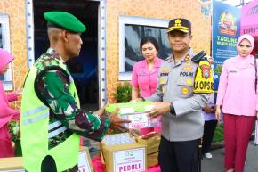 Kapolres Gresik bersama Ketua Bhayangkari Kunjungi Pos Pengamanan dan Pos Pelayanan