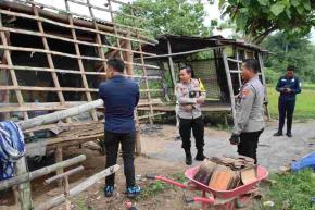 Kepala Kepolisian Bangkalan Bantu Bedah Rumah Warga Tanah Merah yang Hidup Sebatang Kara